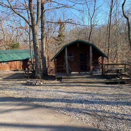 Lovely Rustic Cabin In 블루밍턴 외부 사진