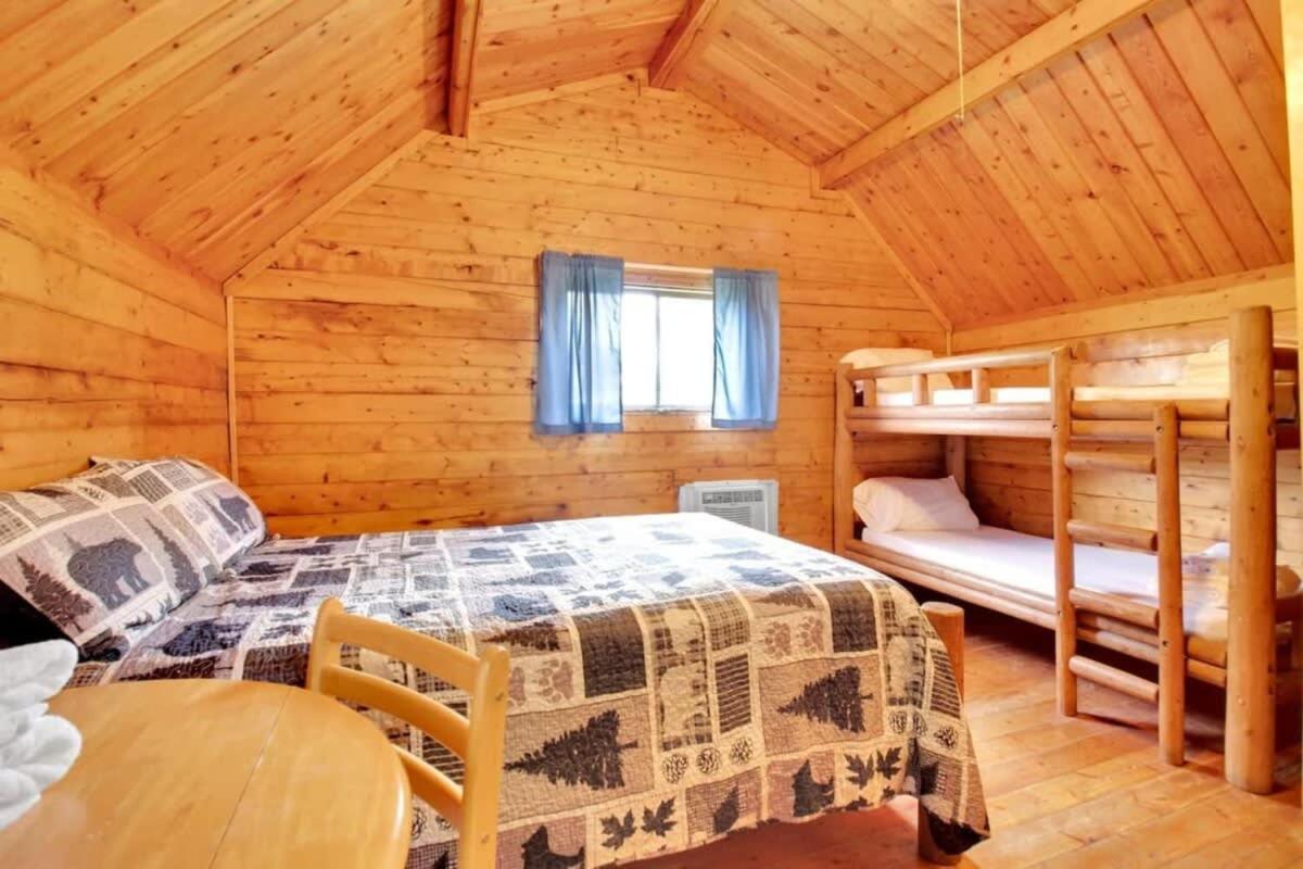 Lovely Rustic Cabin In 블루밍턴 외부 사진
