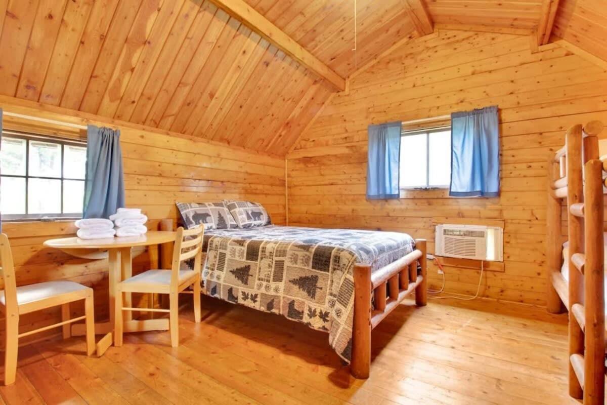 Lovely Rustic Cabin In 블루밍턴 외부 사진
