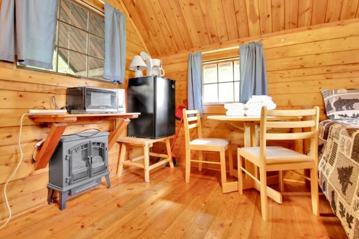 Lovely Rustic Cabin In 블루밍턴 외부 사진