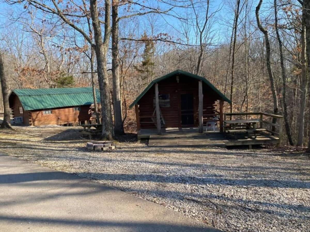 Lovely Rustic Cabin In 블루밍턴 외부 사진