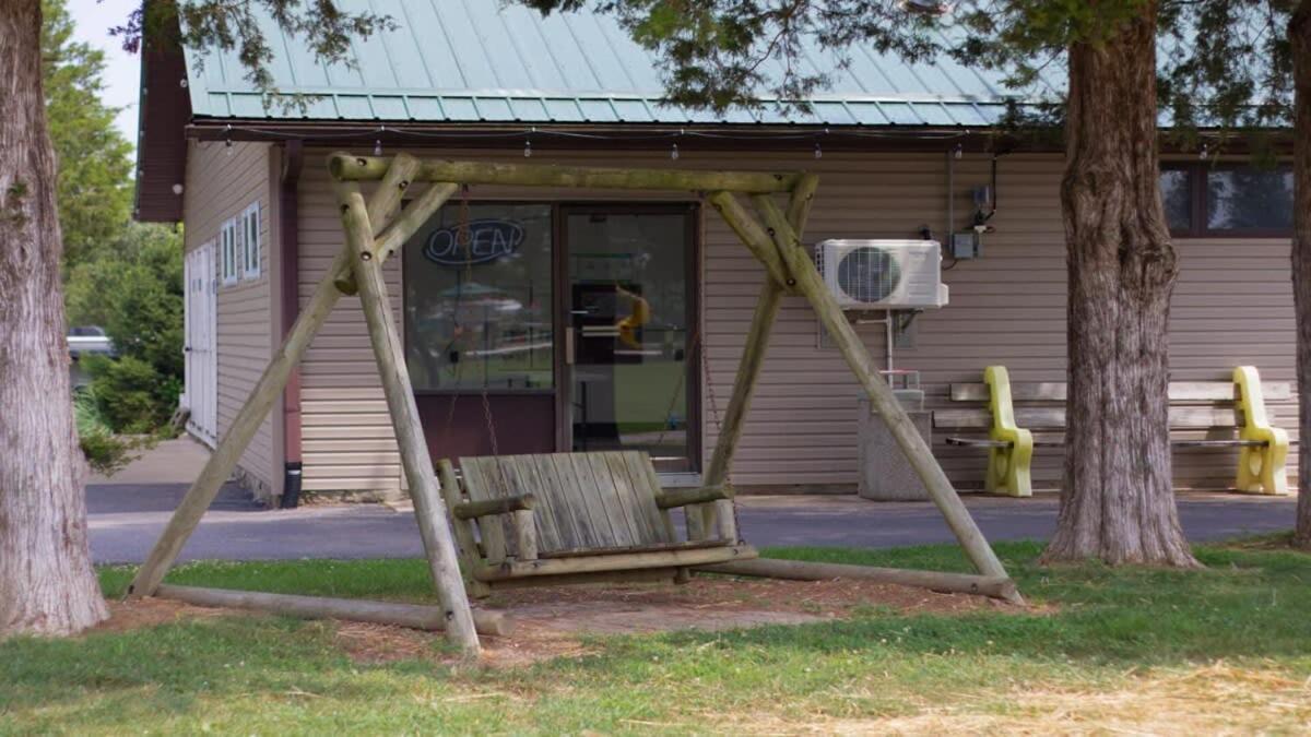 Lovely Rustic Cabin In 블루밍턴 외부 사진